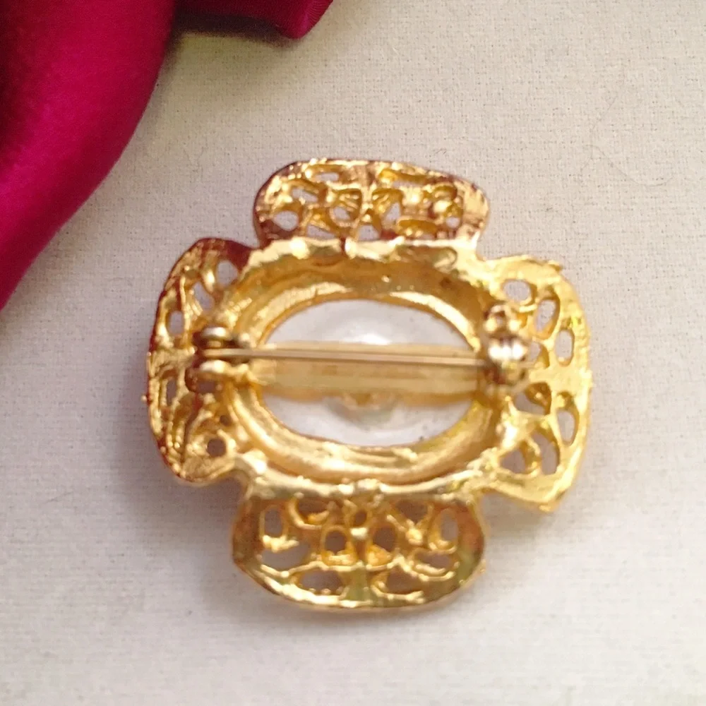 VINTAGE 1980s Pearl Button Gold Pin